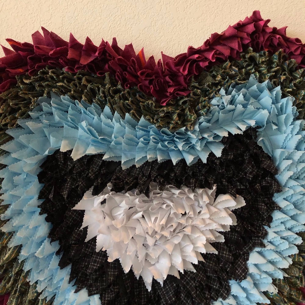 Amish Handmade Heart Shaped Rag Rug ~ Wall Decor - Picture 3 of 9